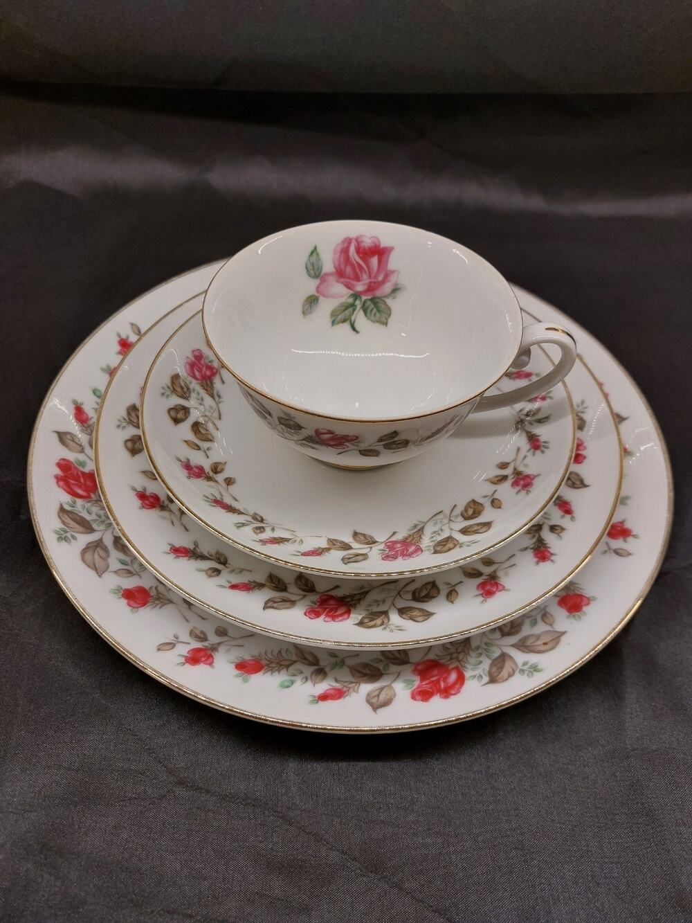 Vintage Diamond China Moss Rose 4 Pc Place Setting Tea Cup Saucer Plates Japan